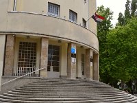Zagrebačke gimnazije II. druga  zagrebačka gimnazija  Zgradu je, prema tada najmodernijim građevinskim i arhitektonskim dostignućima kao i materijalima, projektirao arhitekt Steinnemann. Unatoč lošem održavanju u bivšoj državi, zgrada i danas uz relativno male građevinske zahvate, može odgovoriti svim prostornim i drugim zahtjevima današnjeg gimnazijskog programa.